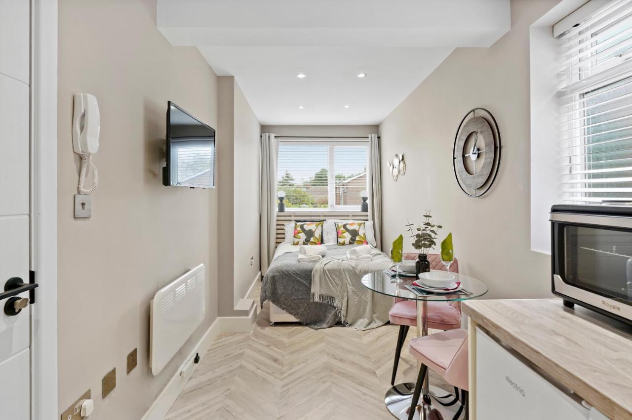 Boutique Heathrow Studio'S - Parking - Garden Apartment Harmondsworth Exterior photo