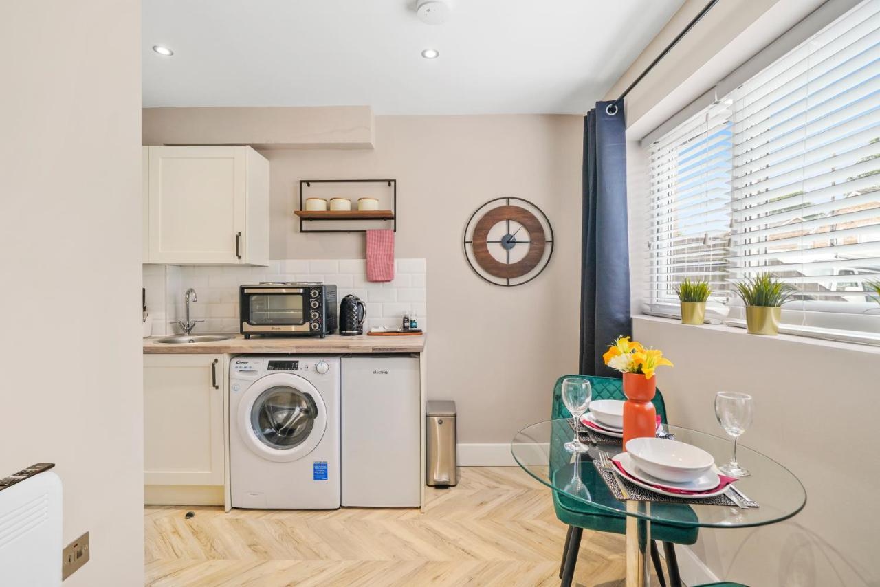 Boutique Heathrow Studio'S - Parking - Garden Apartment Harmondsworth Exterior photo