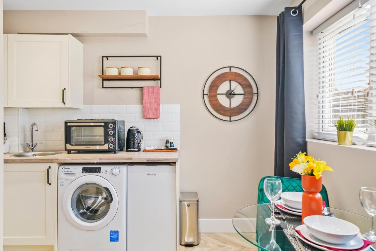 Boutique Heathrow Studio'S - Parking - Garden Apartment Harmondsworth Exterior photo