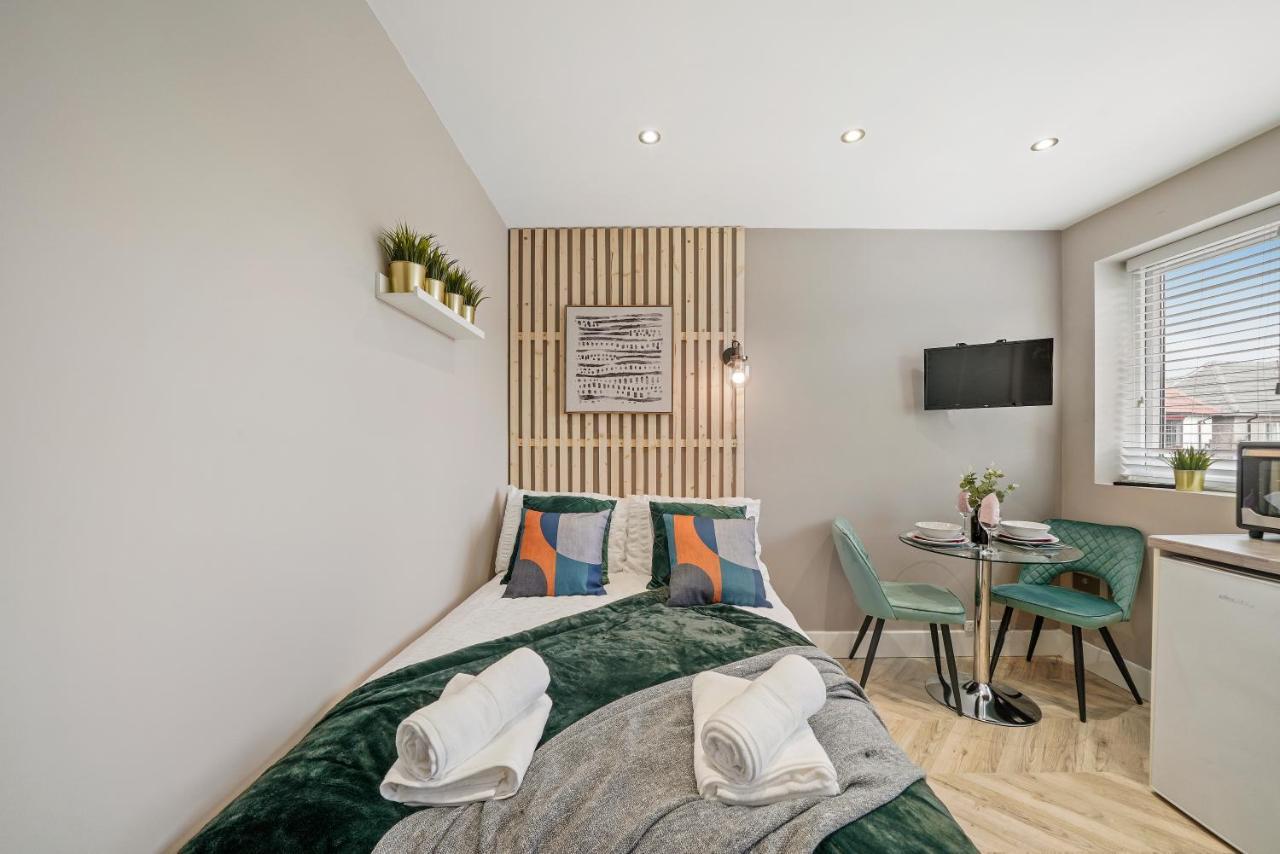 Boutique Heathrow Studio'S - Parking - Garden Apartment Harmondsworth Exterior photo