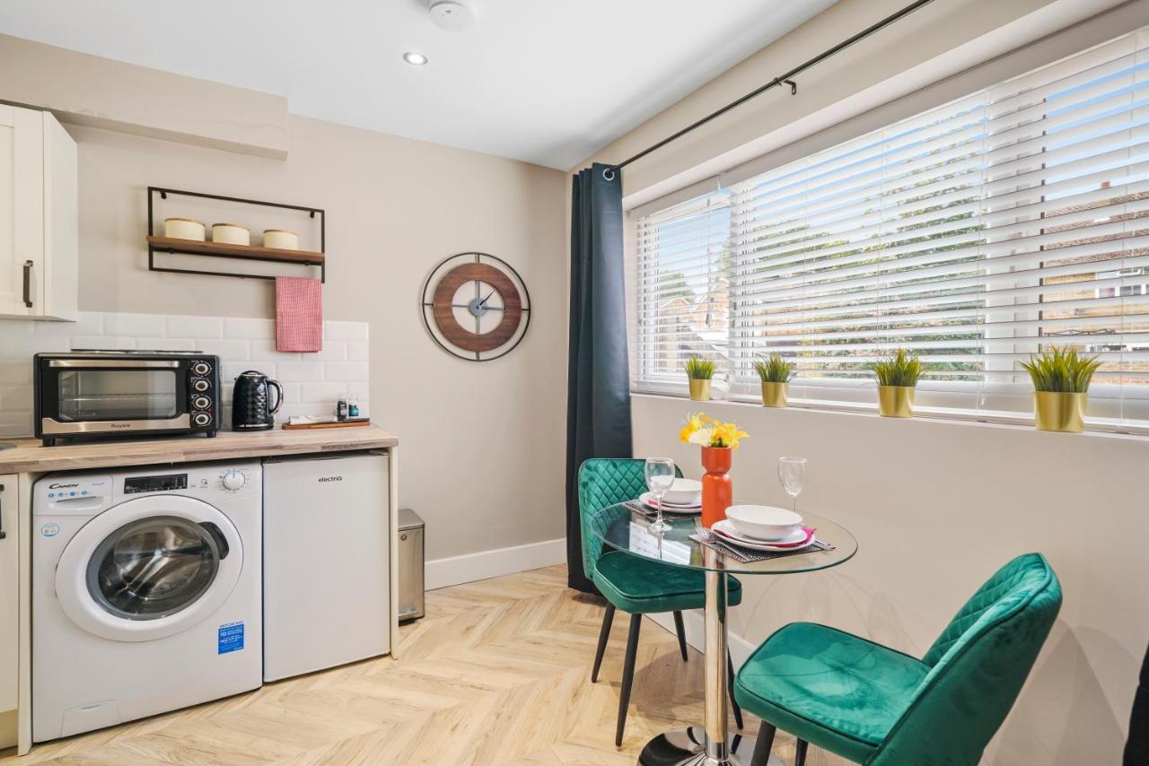 Boutique Heathrow Studio'S - Parking - Garden Apartment Harmondsworth Exterior photo