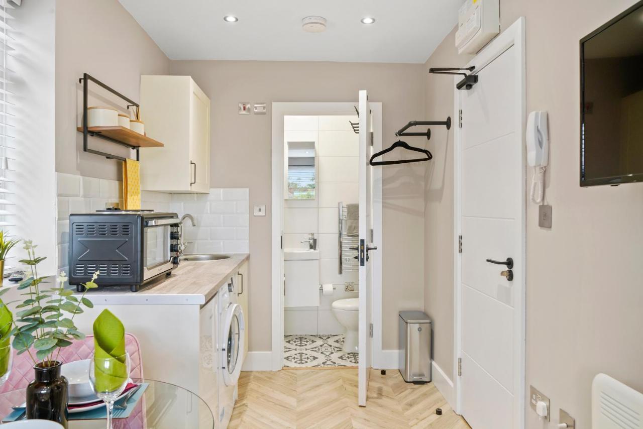 Boutique Heathrow Studio'S - Parking - Garden Apartment Harmondsworth Exterior photo