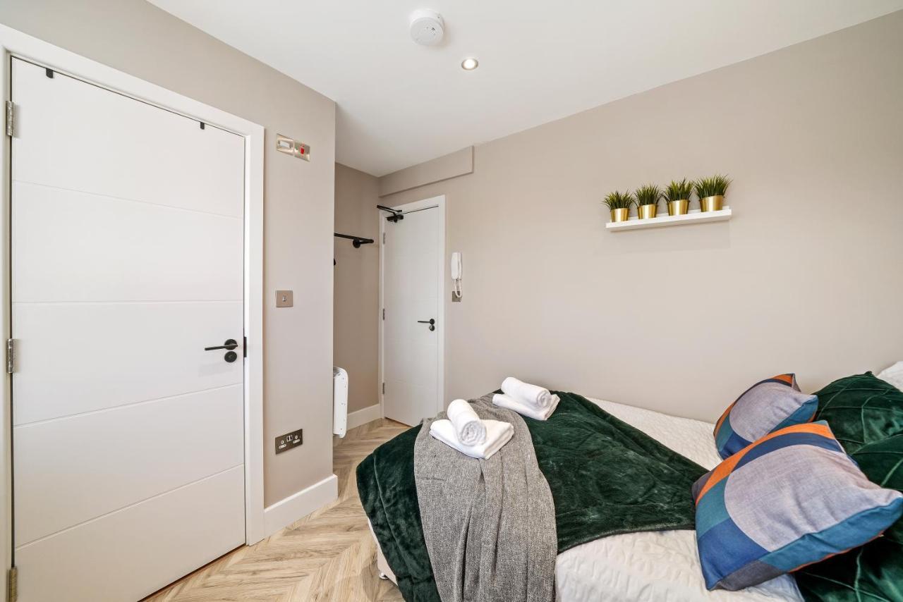 Boutique Heathrow Studio'S - Parking - Garden Apartment Harmondsworth Exterior photo