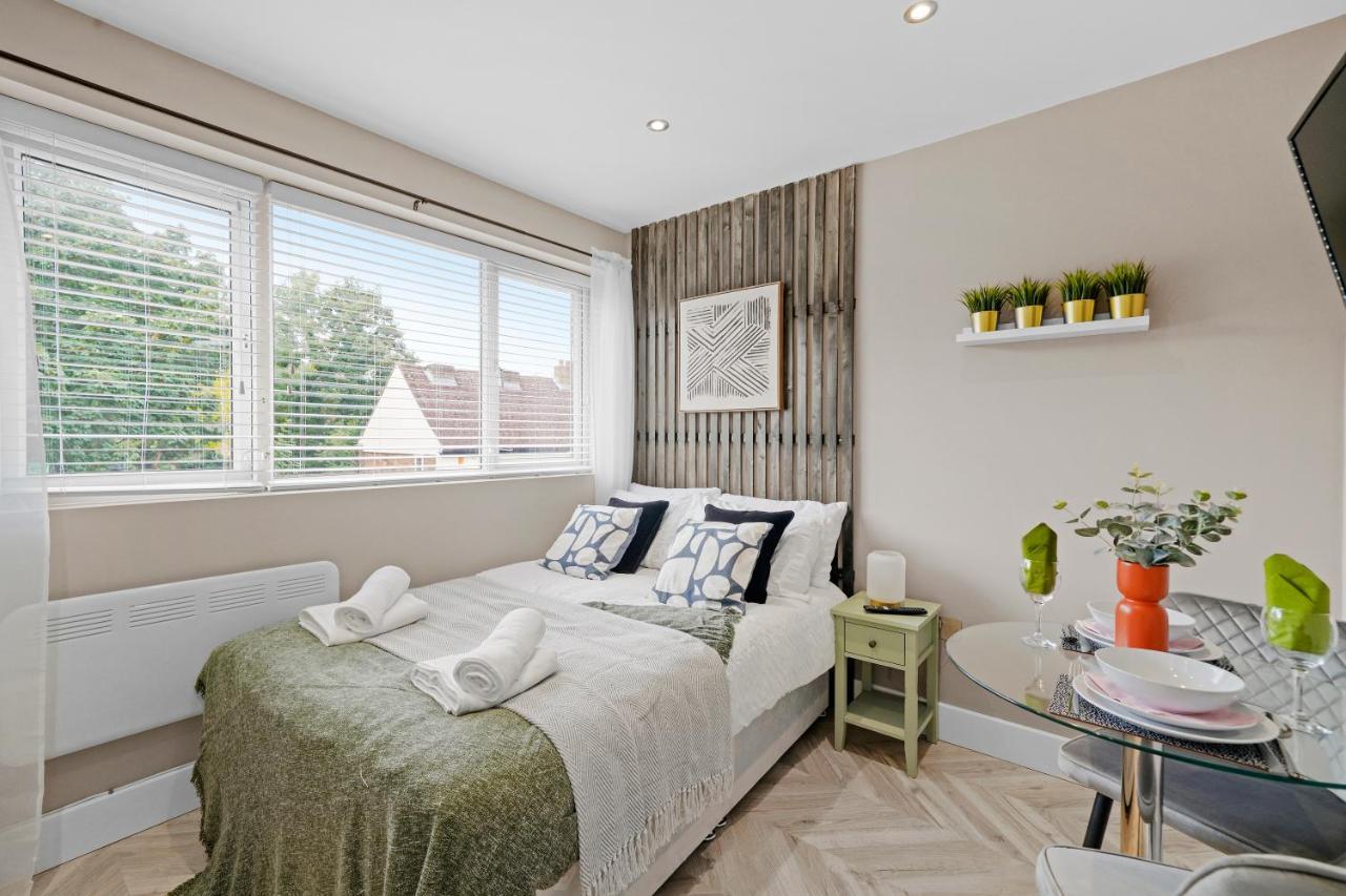 Boutique Heathrow Studio'S - Parking - Garden Apartment Harmondsworth Exterior photo